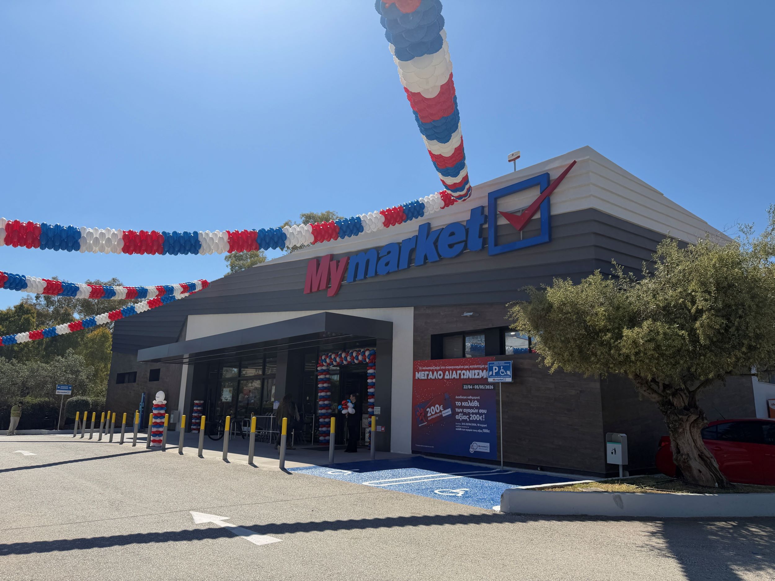 Το πλήρως ανακαινισμένο My market στη Βάρη