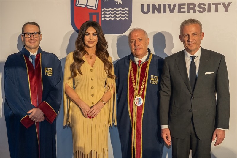 Ο Κοσμήτορας και Πρόεδρος του Τμήματος Διεθνών και Ευρωπαϊκών Σπουδών, Αριστοτέλης Τζιαμπίρης, η Πρέσβης των Ηνωμένων Πολιτειών στην Ελλάδα, Kimberly Guilfoyle, ο Πρύτανης του Πανεπιστημίου Πειραιώς, καθηγητής Μιχάλης Σφακιανάκης και ο Πρόεδρος του Διεθνούς Propeller Club και Πρόεδρος του Propeller Club Πειραιά, Κωστής Φραγκούλης