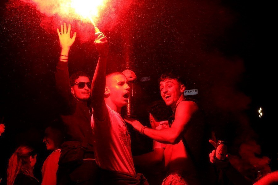 Οι φίλαθλοι του Ολυμπιακού που βρίσκονται στον Πειραιά, πανηγυρίζουν τη νίκη της ομάδας τους μετά το τέλος του αγώνα μπάσκετ Ολυμπιακός - Ρεάλ Μαδρίτης για τον τελικό του Final Four της EuroLeague, στο ΟΑΚΑ Telekom Center Athens, την Κυριακή 24 Μαΐου 2026. ΑΠΕ-ΜΠΕ/ΑΠΕ-ΜΠΕ/ΟΡΕΣΤΗΣ ΠΑΝΑΓΙΩΤΟΥ