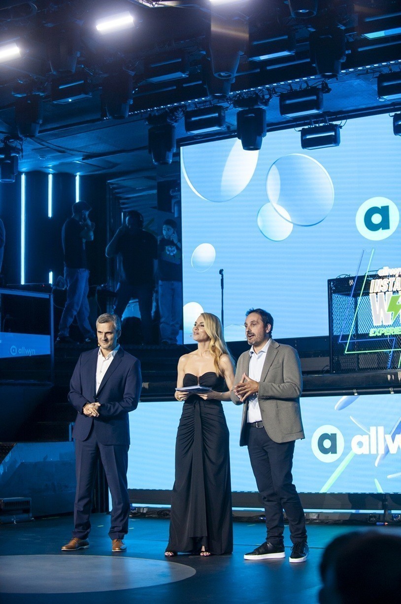 Ηλίας Κατσαρός, Chief Retail Officer της Allwyn Hellas, Ντορέττα Παπαδημητρίου, παρουσιάστρια της λαμπερής εκδήλωσης, Γιάννης Πανόπουλος, Chief Online Officer της Allwyn Hellas