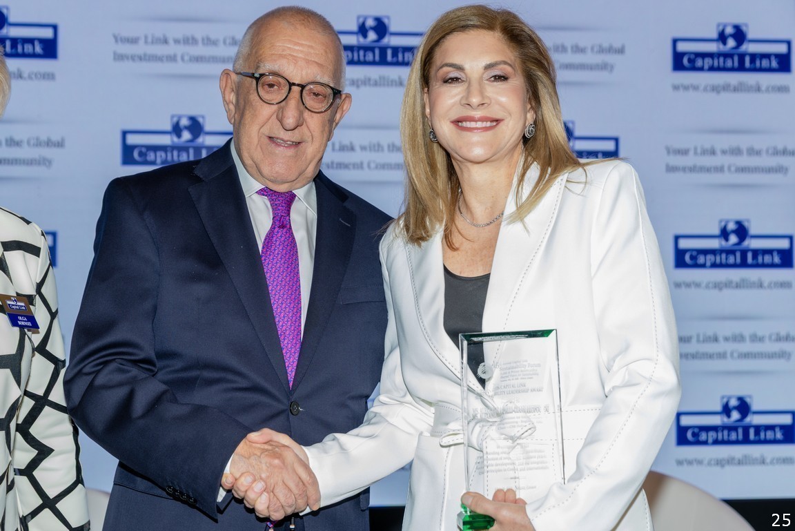 Ο Πρόεδρος της Βουλής  Νικήτας Κακλαμάνης, βραβεύει την Αλεξάνδρα Πάλλη-Γιαννακοπούλου