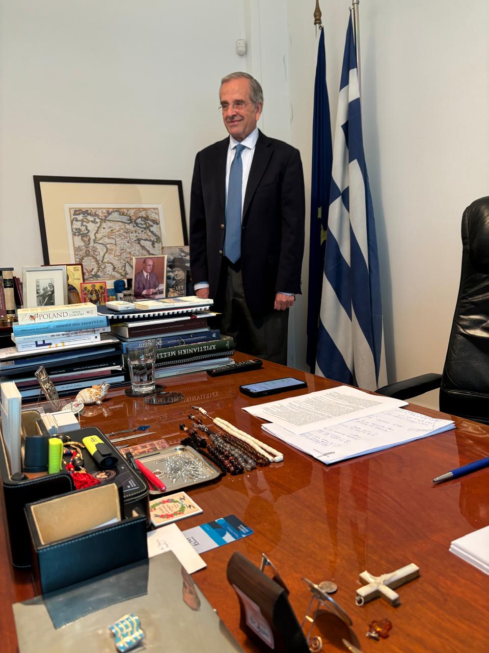 O Αντώνης Σαμαράς στο γραφείο του έχοντας πάντα τη φωτογραφία του.... Κωνσταντίνου Καραμανλή