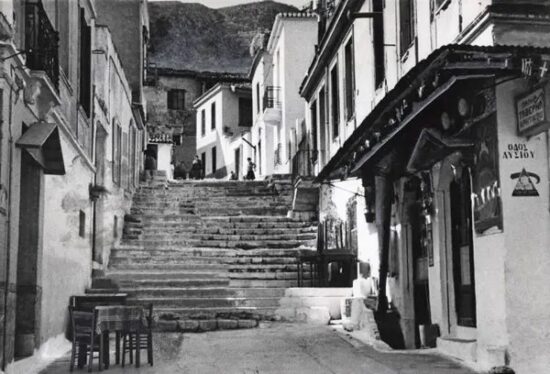 Το νεοκλασικό της Πλάκας που δε μπορεί να πουληθεί λόγω… Κατοχής: Πώς ένα συμβόλαιο του 1943 αμφισβητεί την κυριότητα του σημερινού πωλητή