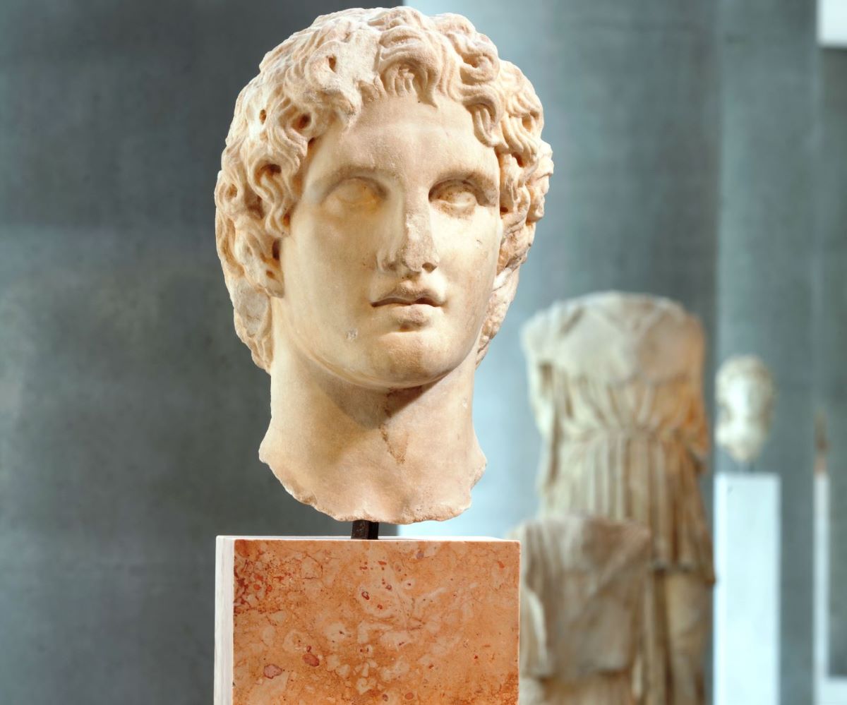 Πορτρέτο Μεγάλου Αλεξάνδρου με την χαρακτηριστική «αναστολή» στην κόμμωση,  Μουσείο Ακρόπολης 