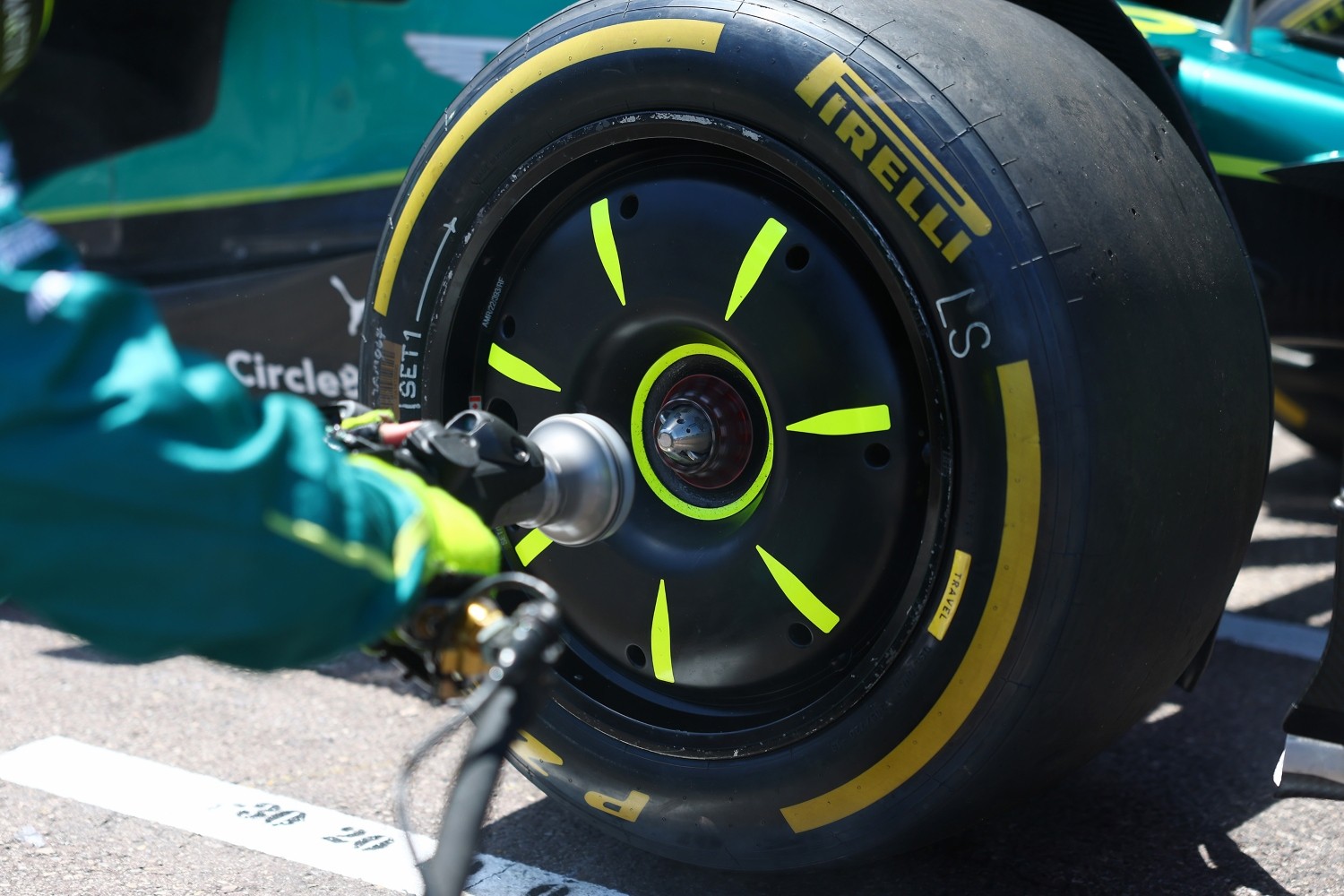 MONTE-CARLO, MONACO - MAY 25: Aston Martin F1 Team pit stop practice prior to the F1 Grand Prix of Monaco at Circuit de Monaco on May 25, 2025 in Monte-Carlo, Monaco. (Photo by Zak Mauger/LAT Images)
