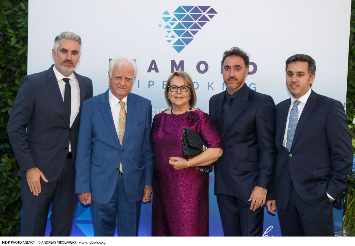 Ο ιδρυτής της ‘Diamond Shipbroking’ Βασίλης Διαμαντίδης με τους αδελφούς του Δημήτρη και Κωνσταντίνο και τους γονείς του Γιάννη και Αλεξάνδρα