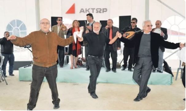 O Σουφλιάς χορεύοντας τσάμικο με τον Κούτρα