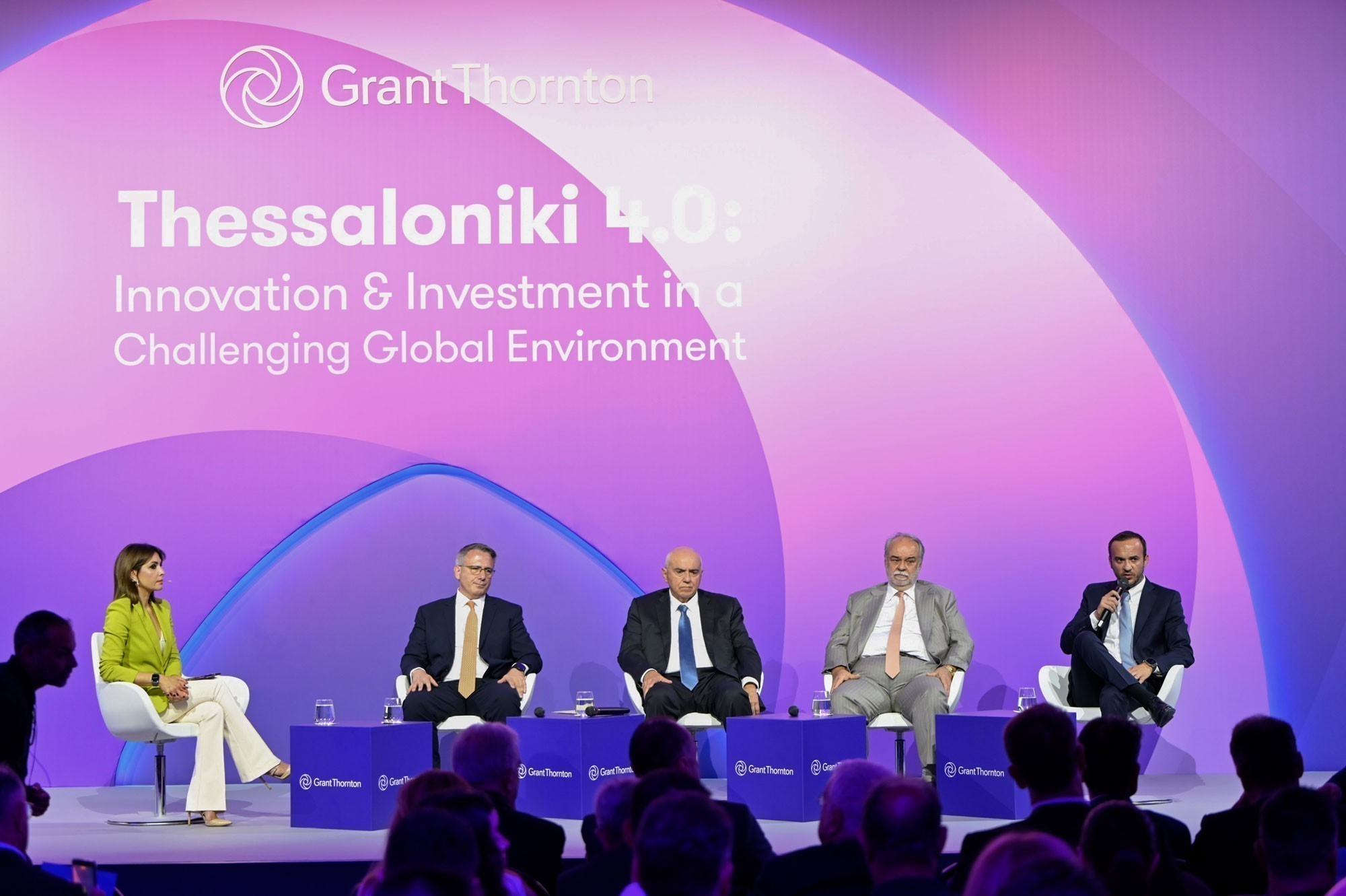 (από αριστερά προς τα δεξιά): η συντονίστρια κ. Μαρία Σαράφογλου, ο κ. ΑνδρέαςΑθανασόπουλος, Διευθύνων Σύμβουλος της Olympia Group, ο Δρ. Νικόλαος Καραμούζης, Πρόεδρος της Grant Thornton Consulting, ο κ. Γεώργιος Μυλωνάς, Πρόεδρος και Διευθύνων Σύμβουλος της Alumil Α.Ε., και ο κ. Κωνσταντίνος Παπαδόπουλος-Χατζάκος, Διευθύνων Σύμβουλος της ΜΕΒΓΑΛ Α.Ε.