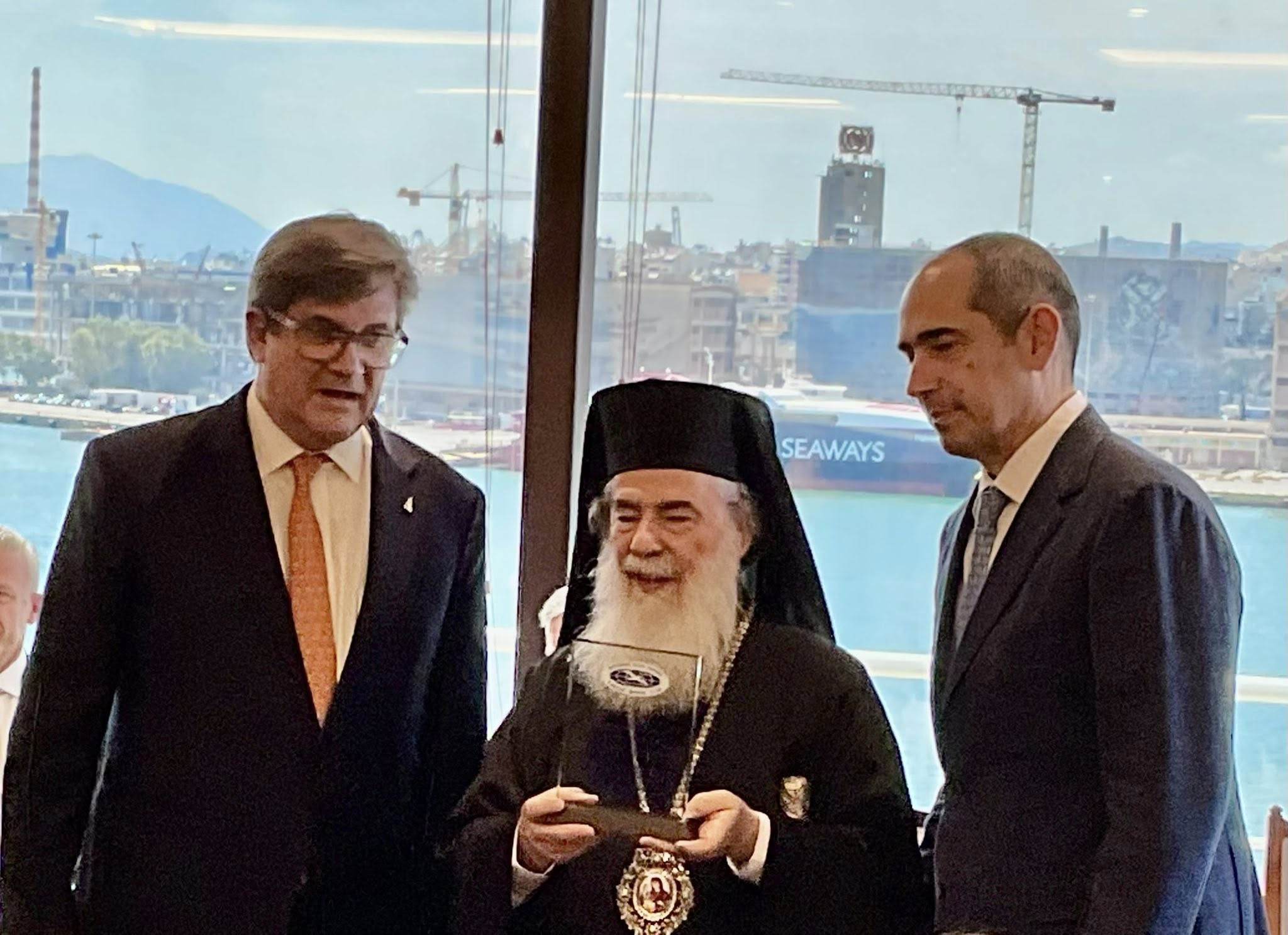 Ο Γιώργος Ξηραδάκης, ο Πατριάρχης της Αγίας Πόλης των Ιεροσολύμων, Θεόφιλος Γ΄ και ο Πάρης Ξανάλατος