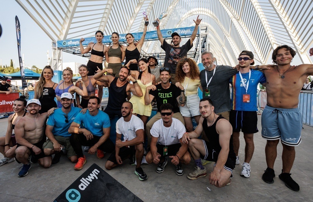 Οι συμμετέχοντες στους τελικούς του Allwyn Fitness Challenge (Ninja Warrior) με την ομάδα της Allwyn και τους Σάκη Τανιμανίδη και Χριστίνα Μπόμπα