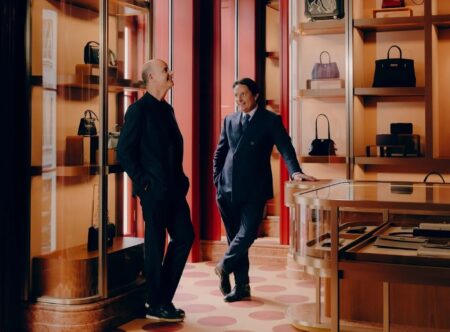 Από αριστερά προς δεξιά: Ο Pierre-Alexis Dumas και ο Axel Dumas στη νέα μπουτίκ - φωτογραφία: Alixe Lay