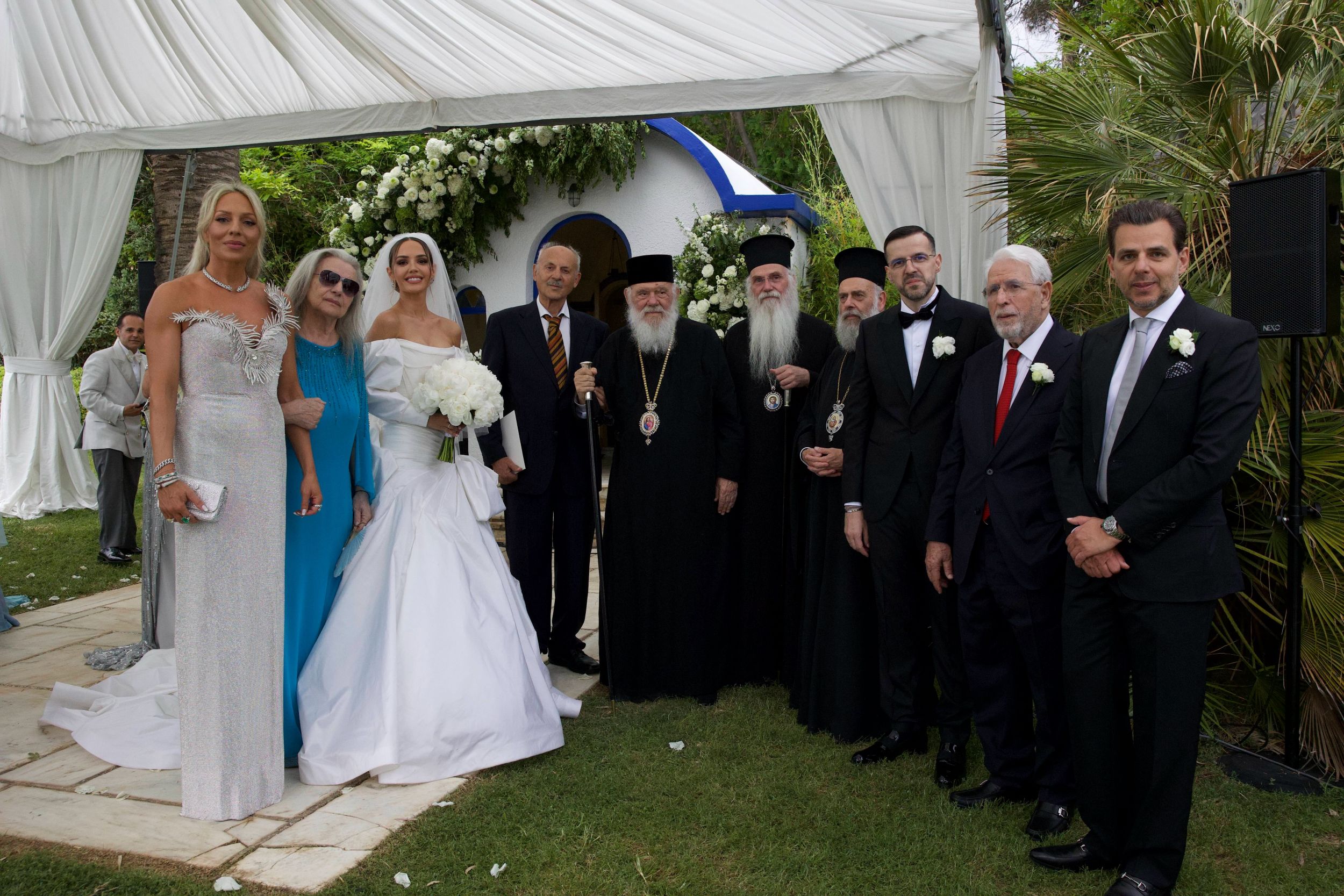 1.Έξω από τον Άγιο Γεώργιο στο κτήμα Αποστολόπουλου, ολη η οικογένεια Αποστολόπουλου με τον Αρχιεπίσκοπο Αθηνών και Πάσης Ελλάδος κ. Ιερώνυμο και τον Μητροπολίτη Μεσογαίας και Λαυρεωτικής κ. Νικόλαο