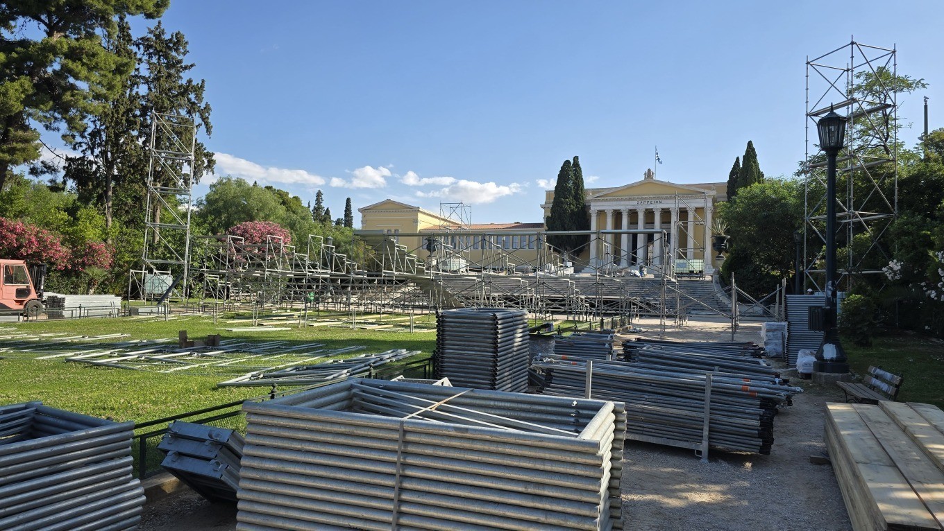Η σιδερένια κατασκευή στην πρόσοψη του Ζαππείου Μεγάρου η οποία αποξηλώνεται