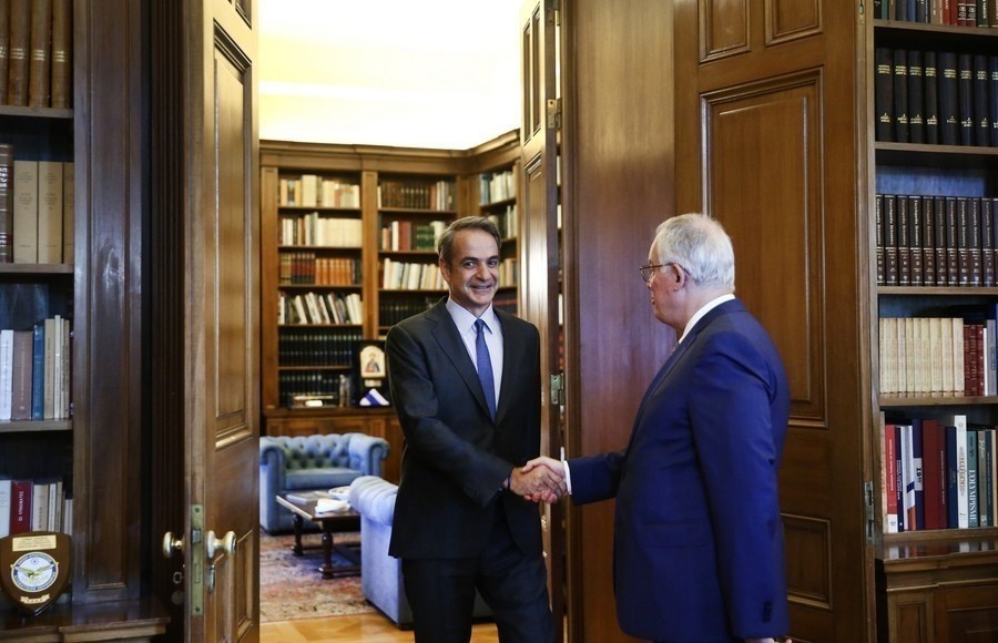 Ο Πρόεδρος της Δημοκρατίας Κωνσταντίνος Τασούλας υποδέχεται τον πρωθυπουργό Κυριάκο Μητσοτάκη, κατά τη διάρκεια της καθιερωμένης μηνιαίας συνάντησής τους, στο Προεδρικό Μέγαρο / ΑΠΕ-ΜΠΕ/ΓΙΑΝΝΗΣ ΚΟΛΕΣΙΔΗΣ