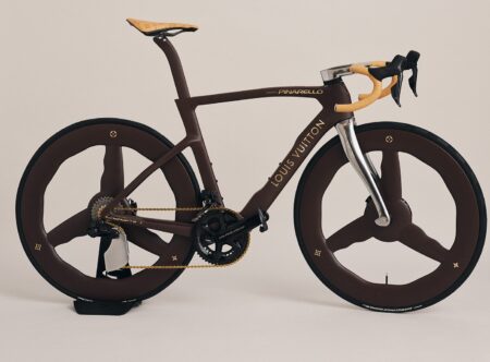 Ποιο είναι το superbike της Pinarello που έκλεψε τα βλέμματα στην πασαρέλα του οίκου Louis Vuitton;