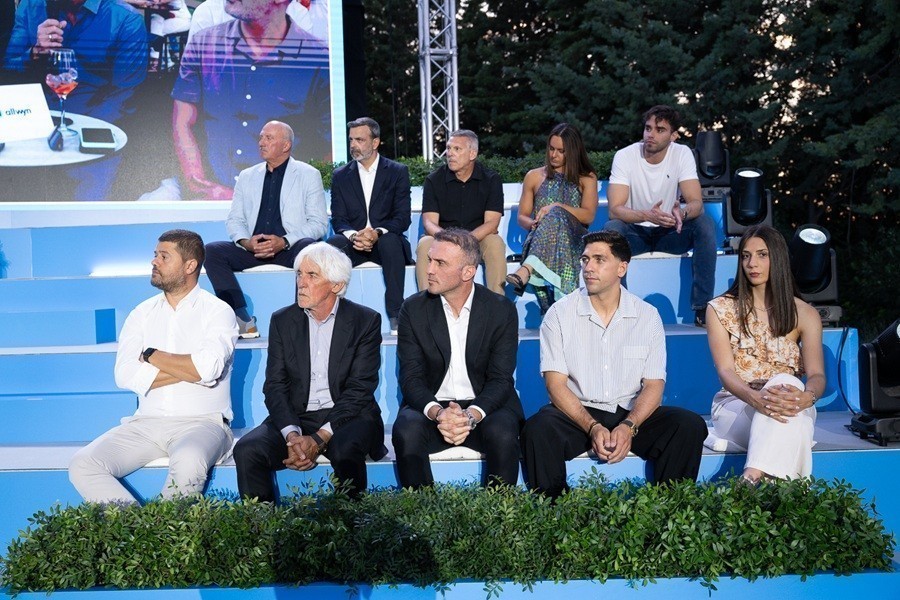 Στην πάνω σειρά: Κυριάκος Γιαννόπουλος, Νίκος Ξυλούρης, Πάνος Βελέντζας, Νικόλ Παυλοπούλου και Απόστολος Χρήστου. Στην κάτω σειρά: Μάκης Γκαγκάτσης, Ιβάν Γιοβάνοβιτς, Βασίλης Τοροσίδης, Τάσος Μπακασέτας και Μαρία Καπνίση