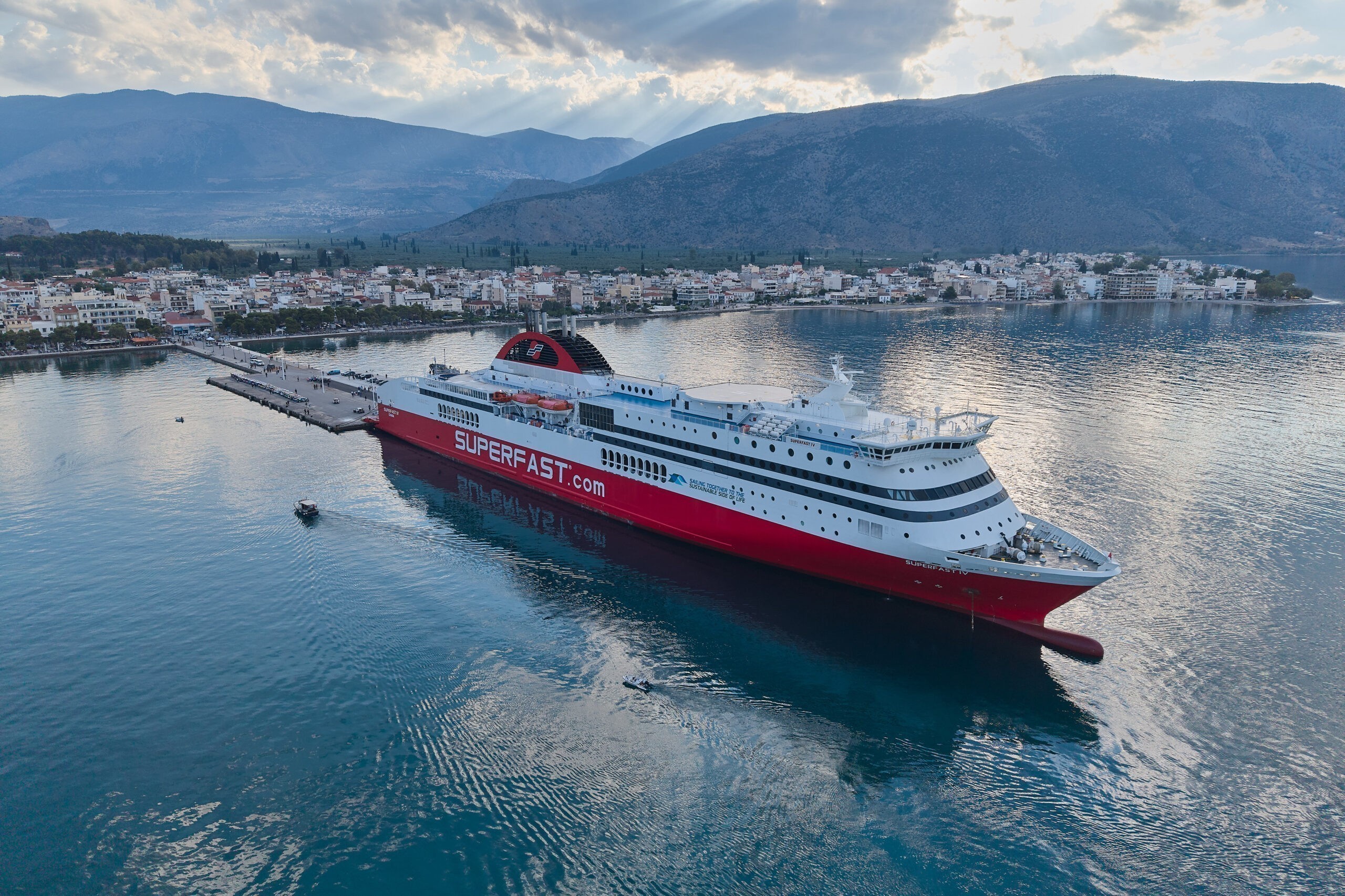 To πλοίο που μετέφερε τα αγωνιστικά στο λιμάνι της Ιτέας