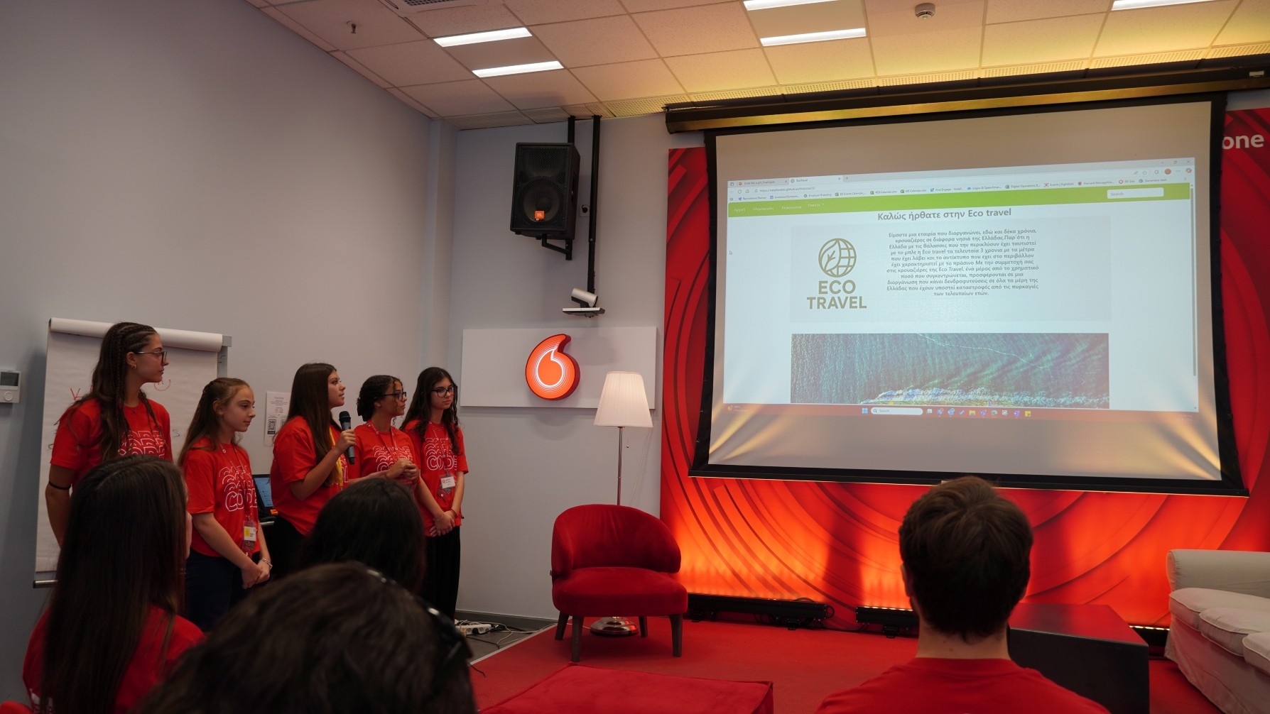 Code Like a Girl: Εδώ και 10 χρόνια η Vodafone συνδέει τα κορίτσια με την τεχνολογία