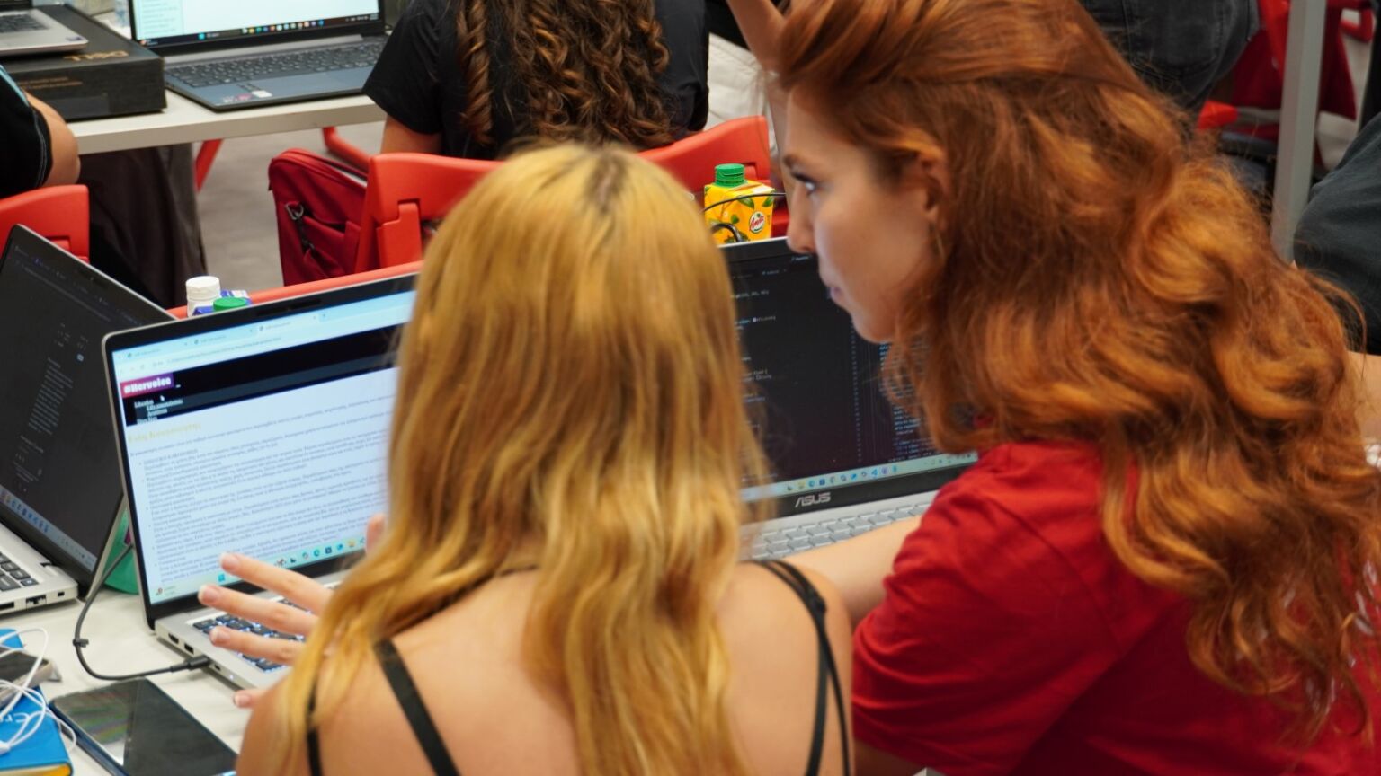 Code Like a Girl: Εδώ και 10 χρόνια η Vodafone συνδέει τα κορίτσια με την τεχνολογία