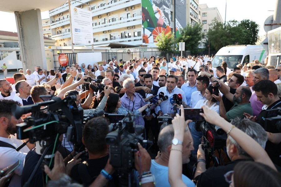 Ο υπουργός Αγροτικής Ανάπτυξης και Τροφίμων Μαργαρίτης Σχοινάς, κάνει δηλώσεις κατά τη διάρκεια της συγκέντρωσης (ΑΠΕ-ΜΠΕ/ΝΙΚΟΣ ΑΡΒΑΝΙΤΙΔΗΣ)