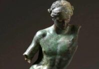 Απόλλων Σαυροκτόνος, χάλκινο γλυπτό του 4ου π.Χ. αιώνα που έχει αποδοθεί από ορισμένους στον Πραξιτέλη. Μουσείο Τέχνης του Κλίβελαντ