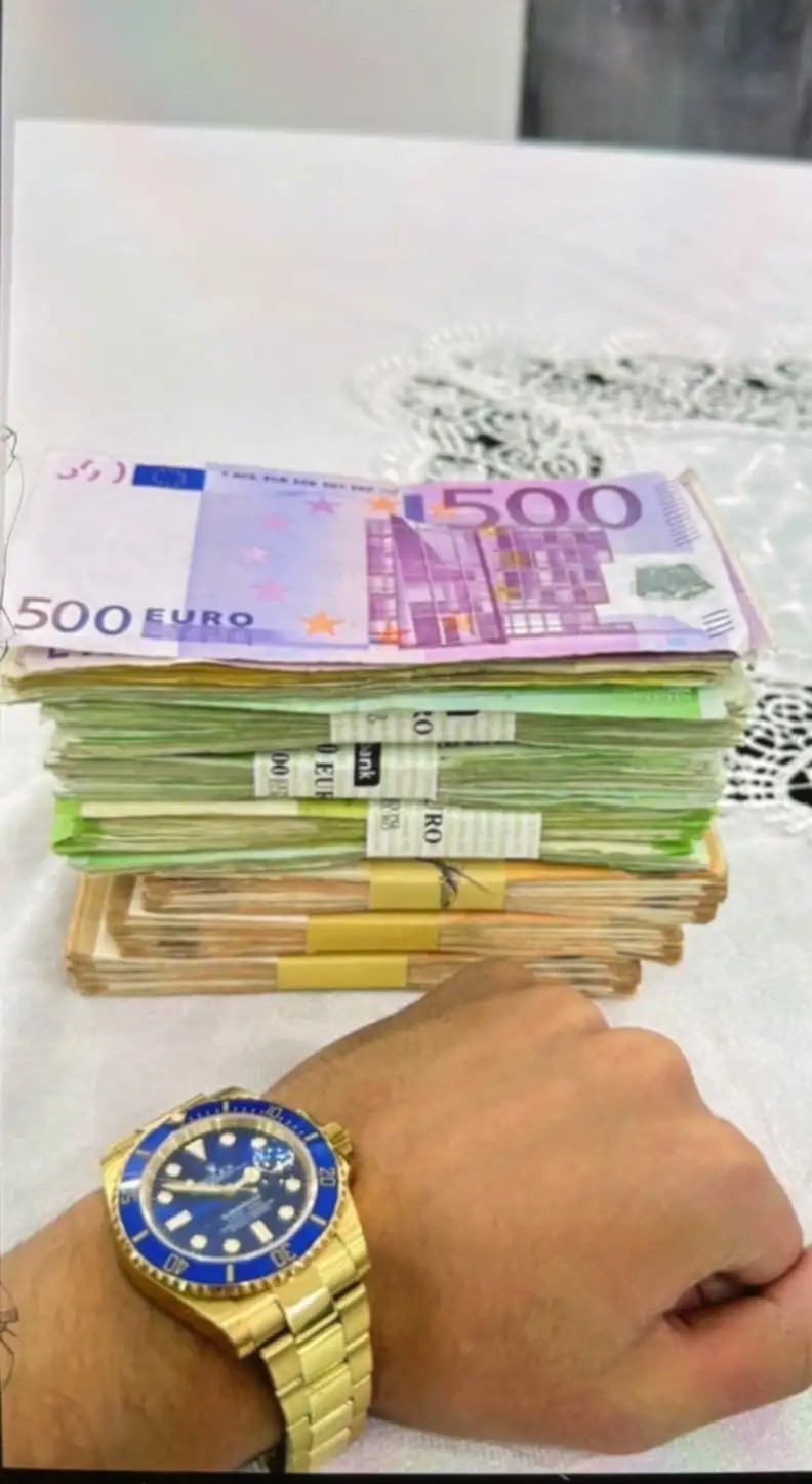 Τα μετρητά και τα πολυτελή ρολόγια με τα οποία πόζαραν τα μέλη της σπείρας