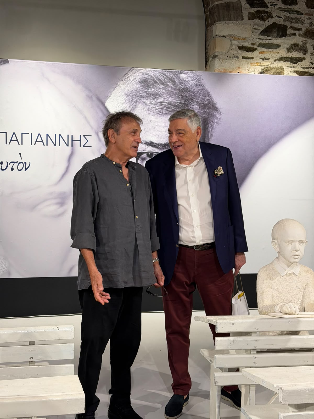 Μπροστά στα θρανία του καλλιτέχνη ο Αντώνης Κομνηνός με τον Γιώργο Νταλάρα