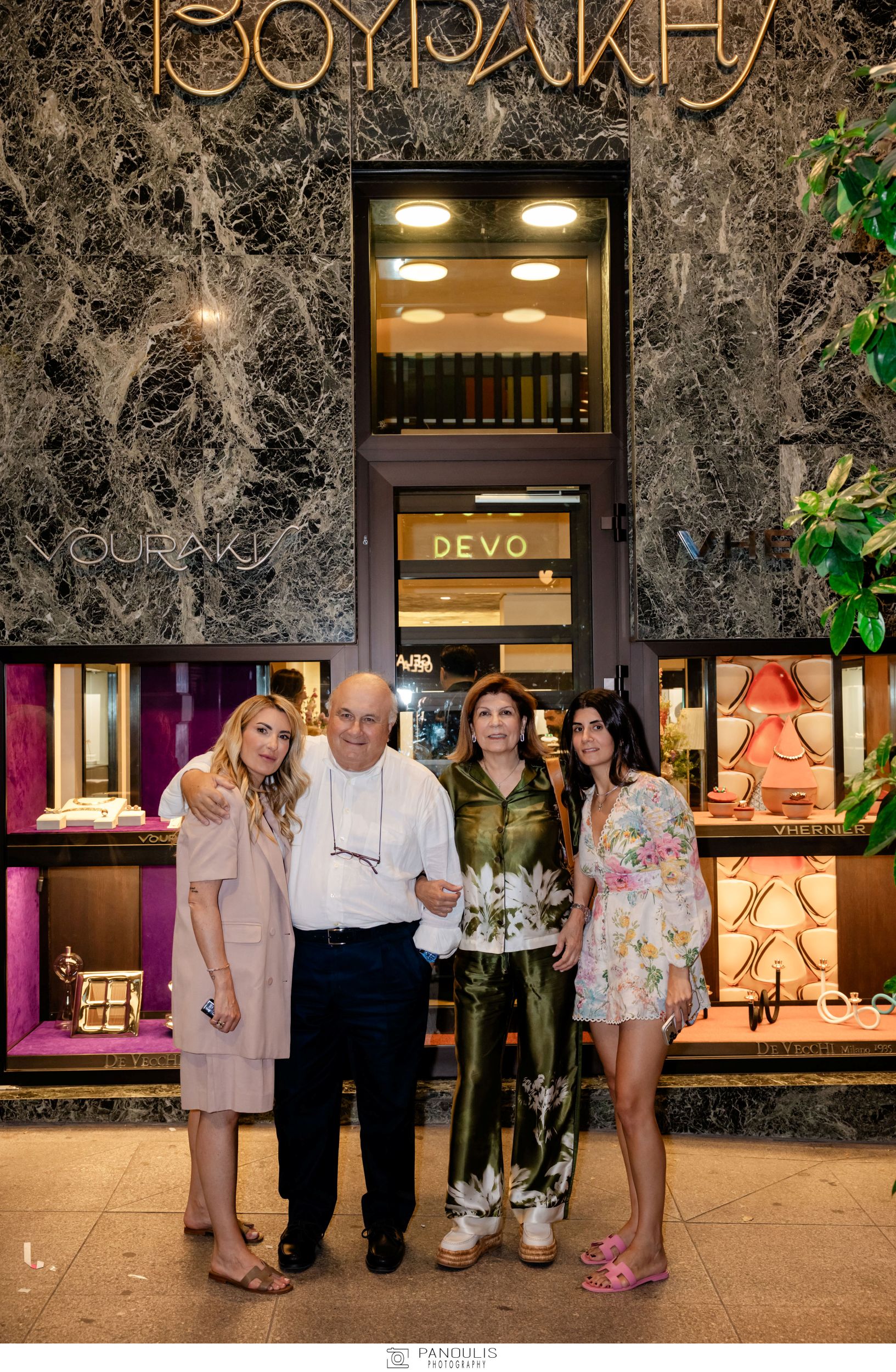 Η οικογένεια Βουράκη σε απαρτία. Ουρανία Βουράκη, Αντώνης Βουράκης, Μπέκυ Βουράκη, Δήμητρα Βουράκη