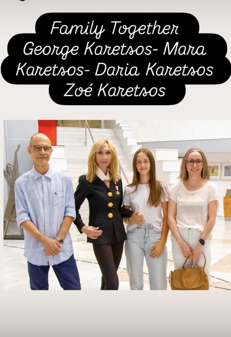 Και μια οικογενειακή φωτογραφία με τον αδελφό της και τις ανιψιές της