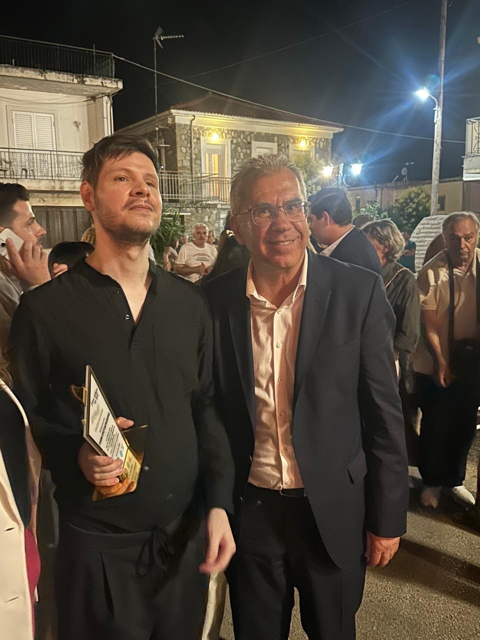 2.Ο Δήμαρχος Ερυμάνθου Θεόδωρος Μπαρής μαζί με τον συνθέτη Γιάννη Χριστοδουλόπουλο