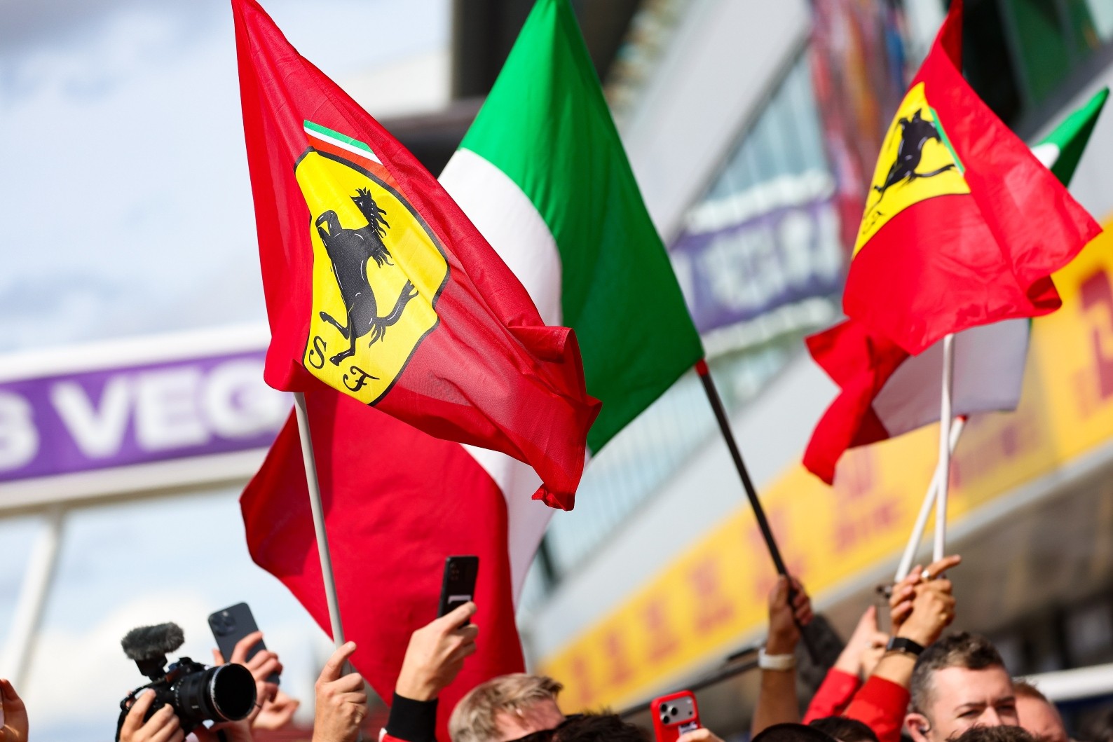 Ferrari και Ιταλία στην έδρα των Βρετανών.
