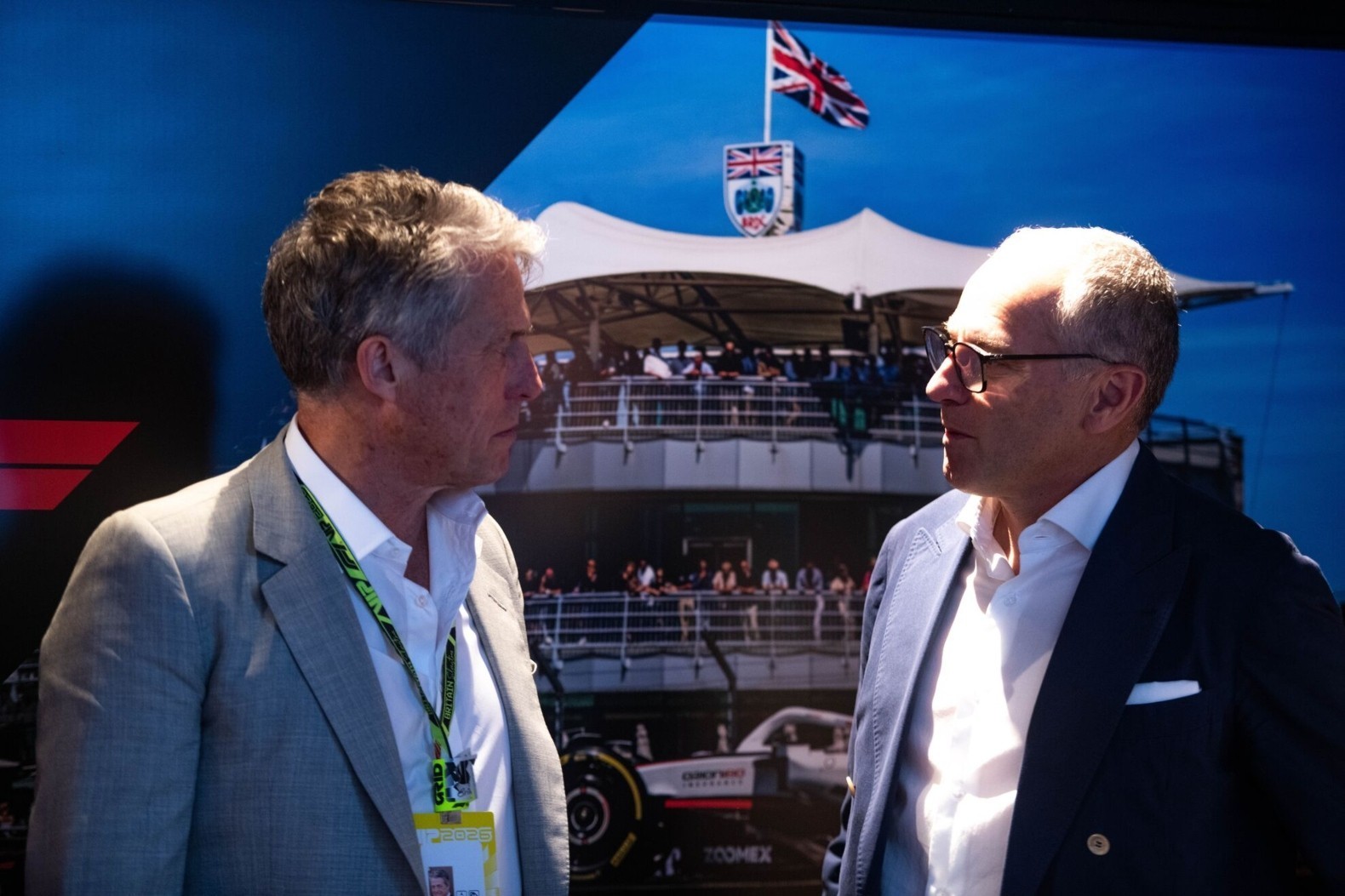 Ο Χιου Γκραντ με το ceo της F1, Στέφανο Ντομενικάλι