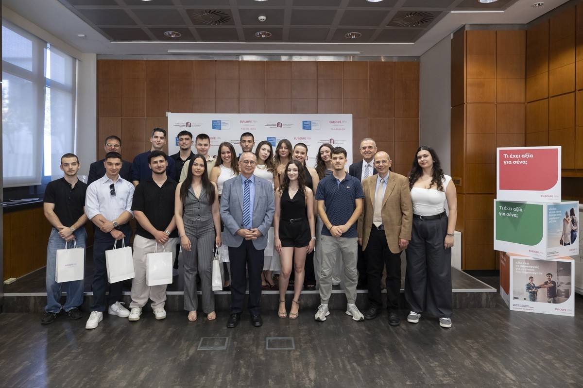 Οι φοιτητές & φοιτήτριες που συμμετείχαν στην εκπαιδευτική πρωτοβουλία, μαζί με τους Βασίλη Νικηφοράκη, Γενικό Διευθυντή Οικονομικών Υπηρεσιών, Στρατηγικού Σχεδιασμού & MIS της Eurolife FFH, Αλέξανδρο Ζυμπίδη, Αναπληρωτή Καθηγητή στο Τμήμα Στατιστικής του Οικονομικού Πανεπιστημίου Αθ