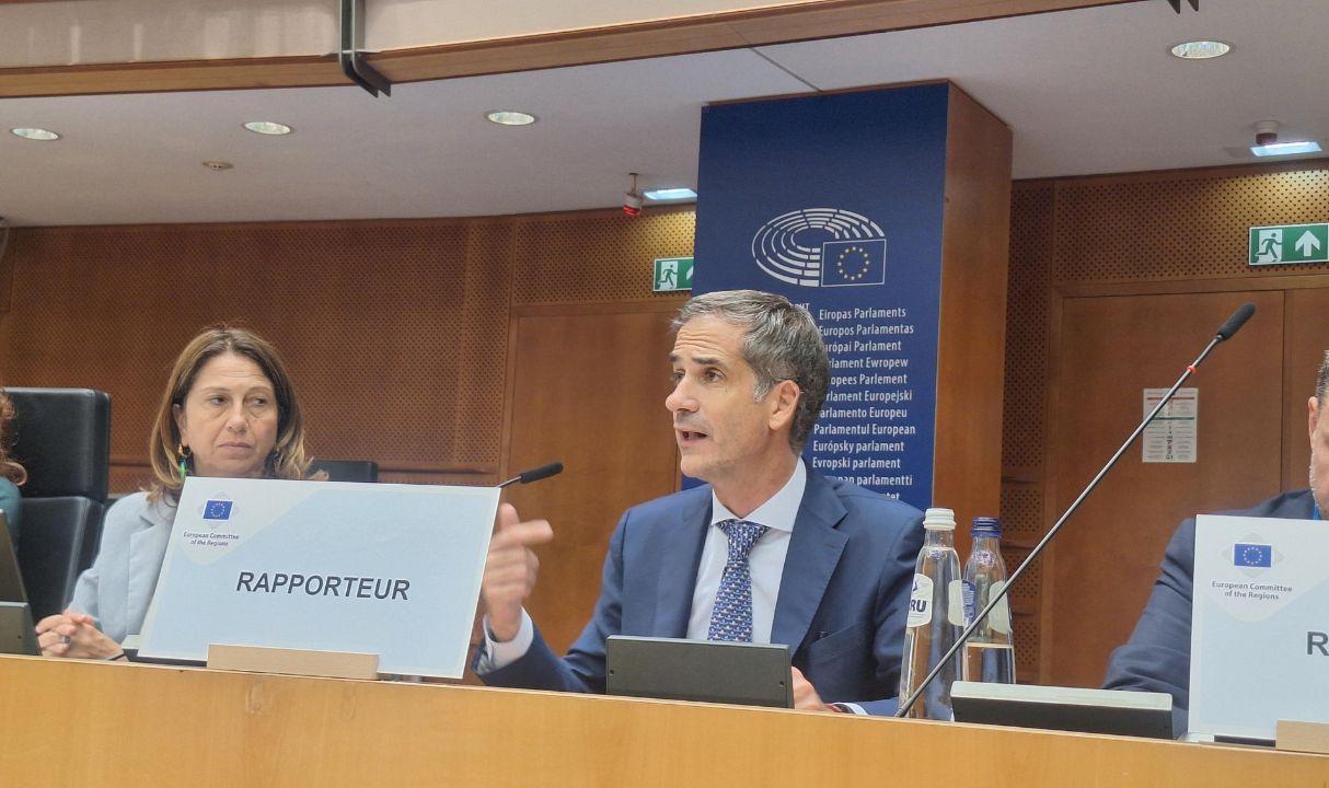 Ο Κώστας Μπακογιάννης κατά τη διάρκεια της τοποθέτησής του στην 172η Ολομέλεια της Ευρωπαϊκής Επιτροπής Περιφερειών, 1-2 Ιουλίου 2026, Βρυξέλλες | Φωτογραφία: Κατερίνα Κουτσουλιέρη