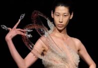 To φόρεμα Helix Nebula, Iris Van Herpen, FW27, Εβδομάδα Υψηλής Ραπτικής, Παρίσι