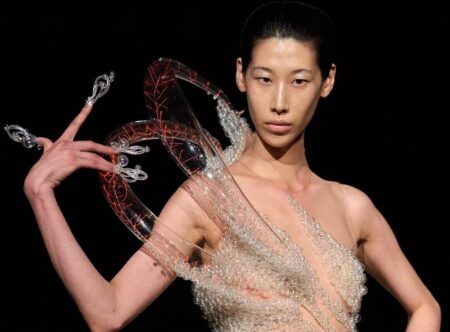 To φόρεμα Helix Nebula, Iris Van Herpen, FW27, Εβδομάδα Υψηλής Ραπτικής, Παρίσι
