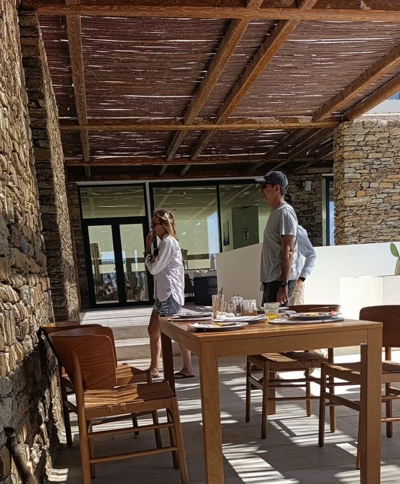 Ο Κυριάκος Μητσοτάκης και η Μαρέβα χθες το πρωί στην Τήνο