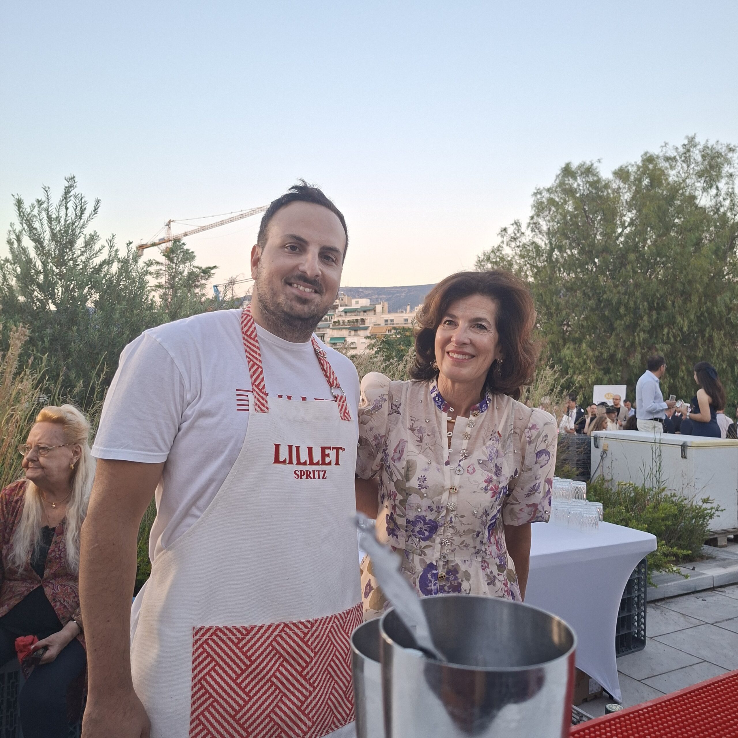 Ένα κλικ της Γαλλιδας πρέσβειρας με τον barman του Spritz Lillet