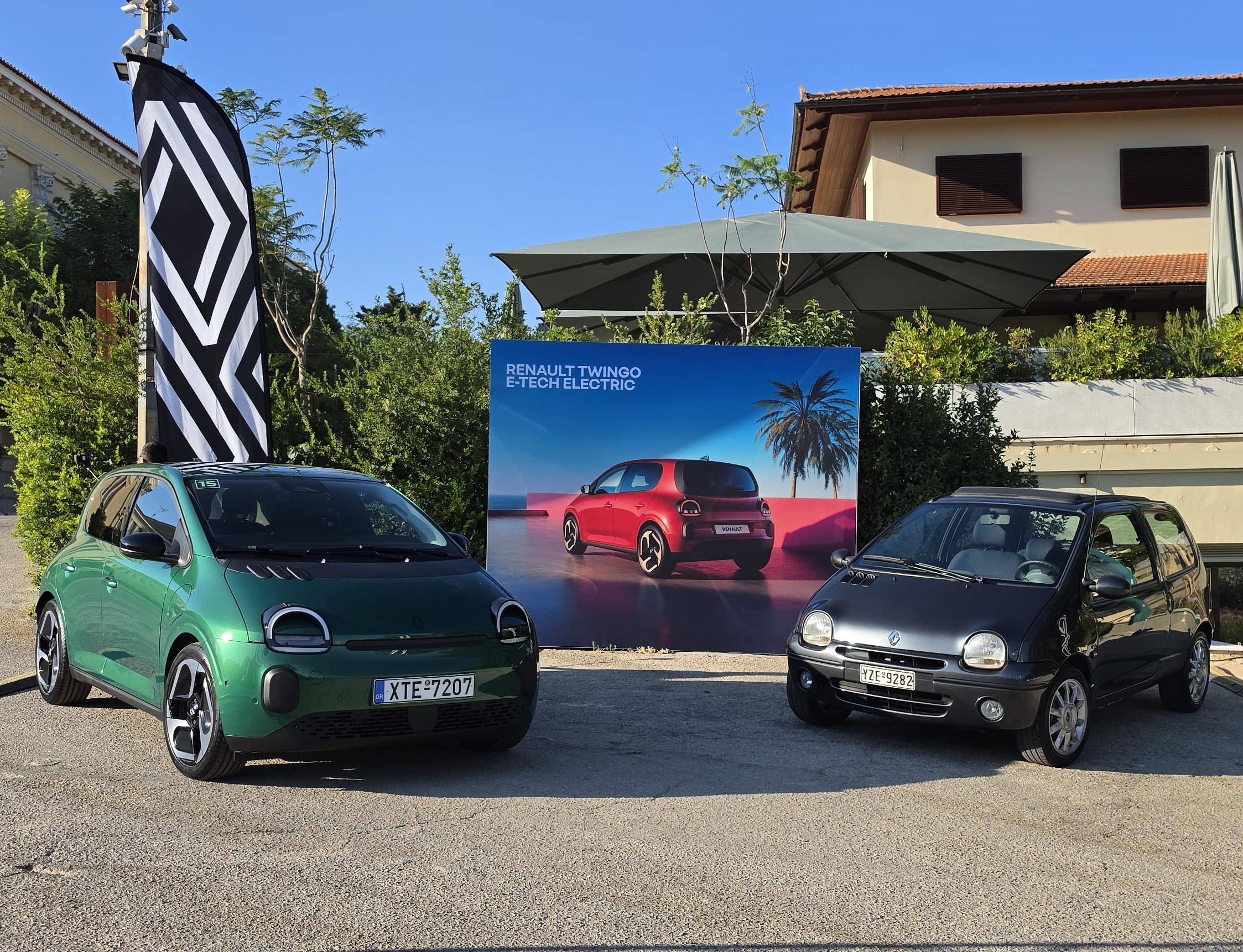 Το πρώτο Twingo παρουσιάστηκε το 1992 και έφερε επανάσταση ως όχημα ενός όγκου στα πρότυπα του Espace.