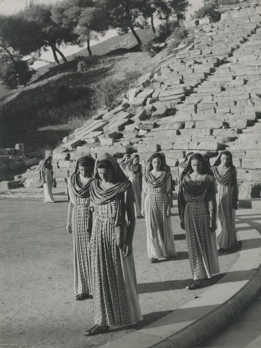 "Ιππόλυτος" του Ευριπίδη, 1954, Αρχαίο Θέατρο Επιδαύρου. Στη φωτογραφία: Μαίρη Χρονοπούλου (Χορός), Ρέα Μιχαλοπούλου (Χορός), Ίλντα Κοφίνο (Χορός), Άννα Μπέλλου (Χορός), Φλώρα Στυλιανέα (Χορός), Μάρω Κοντού (Χορός). Πηγή: Εθνικό Θέατρο