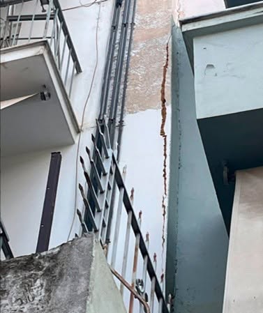 Ζημιές σε πολυκατοικία στην Κυψέλη. Πηγή: Πρωτοβουλία Κατοίκων Κυψέλης για το Μετρό, facebook