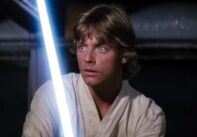 Ο Μαρκ Χάμιλ ως Λουκ Σκαϊγουόκερ του Star Wars με το φωτόσπαθό του