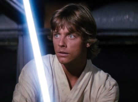 Ο Μαρκ Χάμιλ ως Λουκ Σκαϊγουόκερ του Star Wars με το φωτόσπαθό του