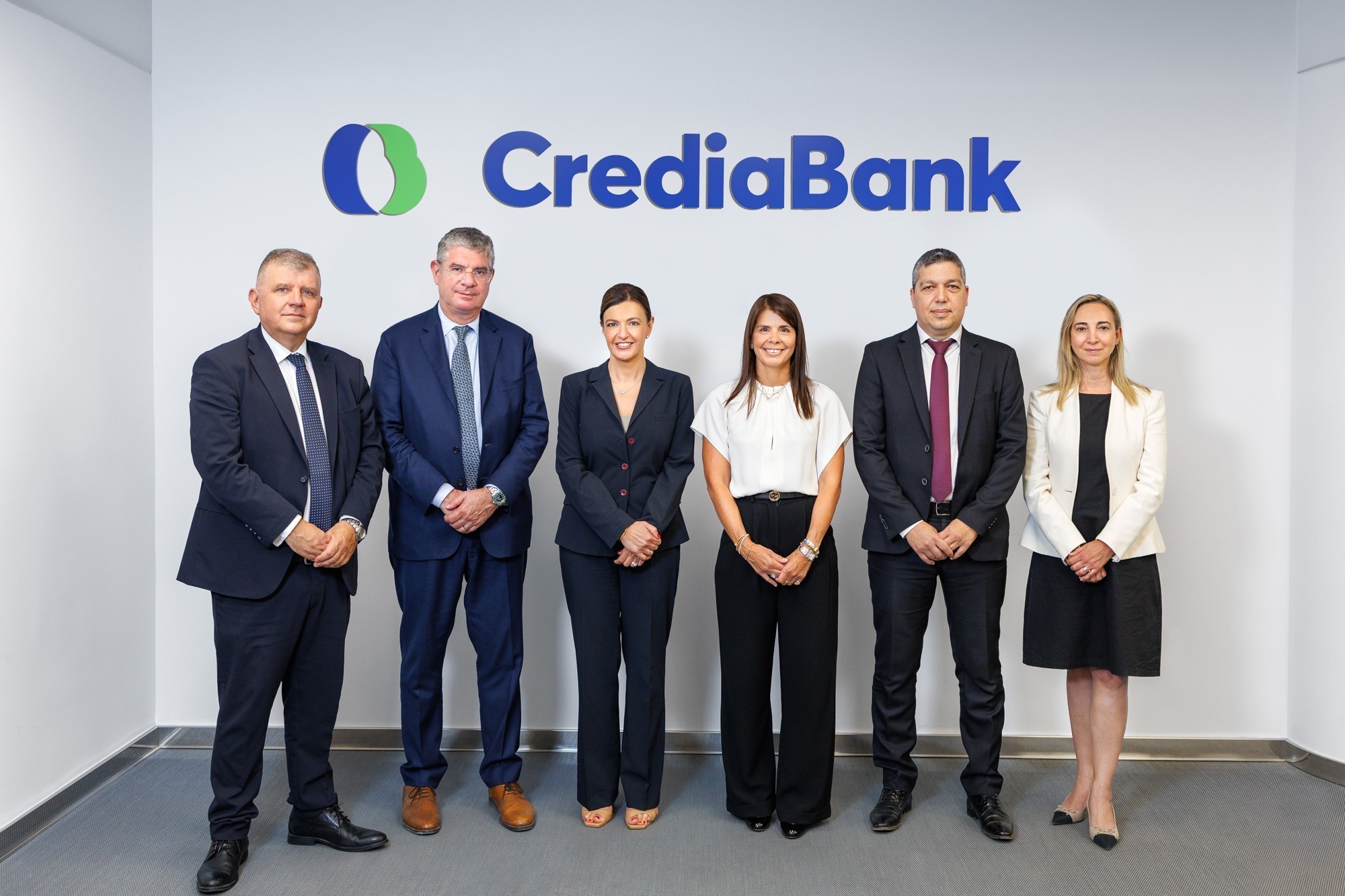 Κωνσταντίνος Χριστοδούλου, Chief Corporate Banking Officer CrediaBank – Γιάννης Τσακίρης, Αντιπρόεδρος της ΕΤΕπ – Ελένη Βρεττού, CEO CrediaBank – Ειρήνη Μποτονάκη, Global Relationship Manager, Banking Sector, Greece & Cyprus Financial Institutions Department της ΕΤΕπ - Μιχάλης Ορφανάκος, Senior Director Corporate Banking Middle Office CrediaBank – Μαριάννα Ναθαναήλ, Επικεφαλής του Γραφείου της Αθήνας της ΕΤΕπ