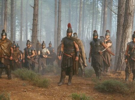 Ο Οδυσσέας (Ματ Ντέιμον) με τους συντρόφους του σε σκηνή από την Οδύσσεια του Κρίστοφερ Νόλαν