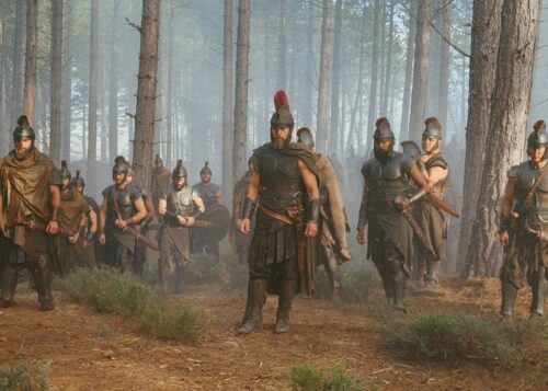 Ο Οδυσσέας (Ματ Ντέιμον) με τους συντρόφους του σε σκηνή από την Οδύσσεια του Κρίστοφερ Νόλαν
