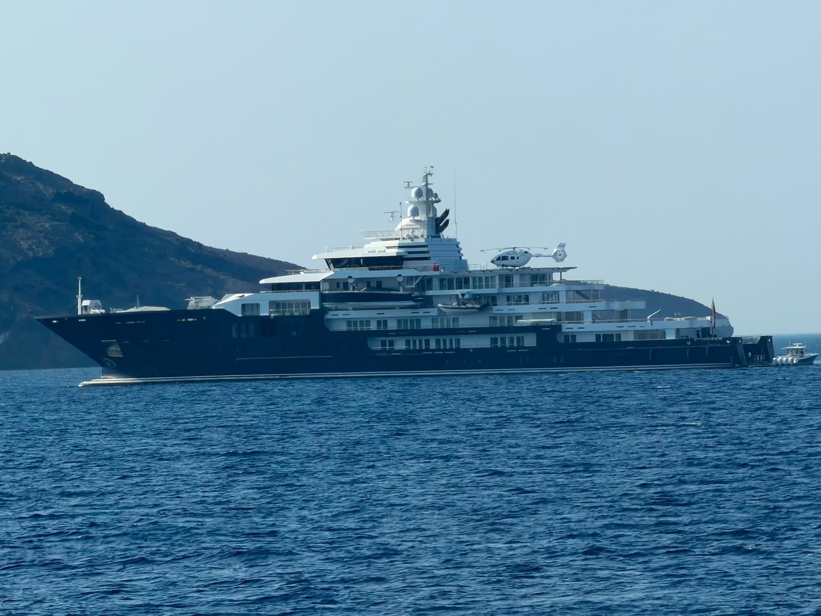 Το mega yacht Multiverse στη Μήλο