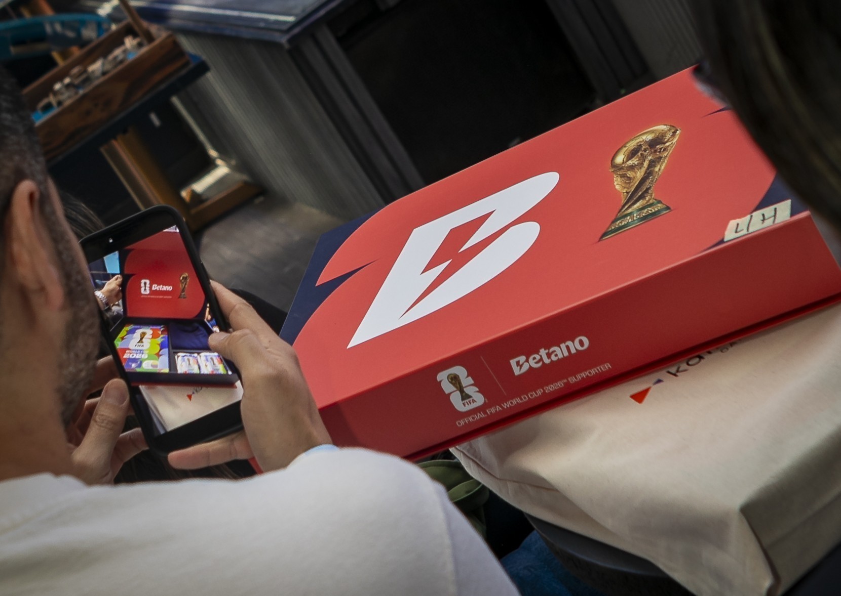Οι εργαζόμενοι της Kaizen Gaming γιορτάζουν την έναρξη του Κυπέλλου με το World Cup-themed box της εταιρείας