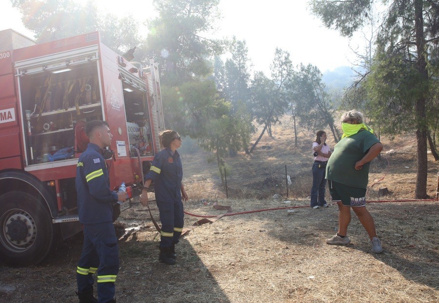 Πυροσβέστες επιχειρούν σε φωτιά που καίει στην περιοχή του Χαϊδαρίου στο Ποικίλο Όρος