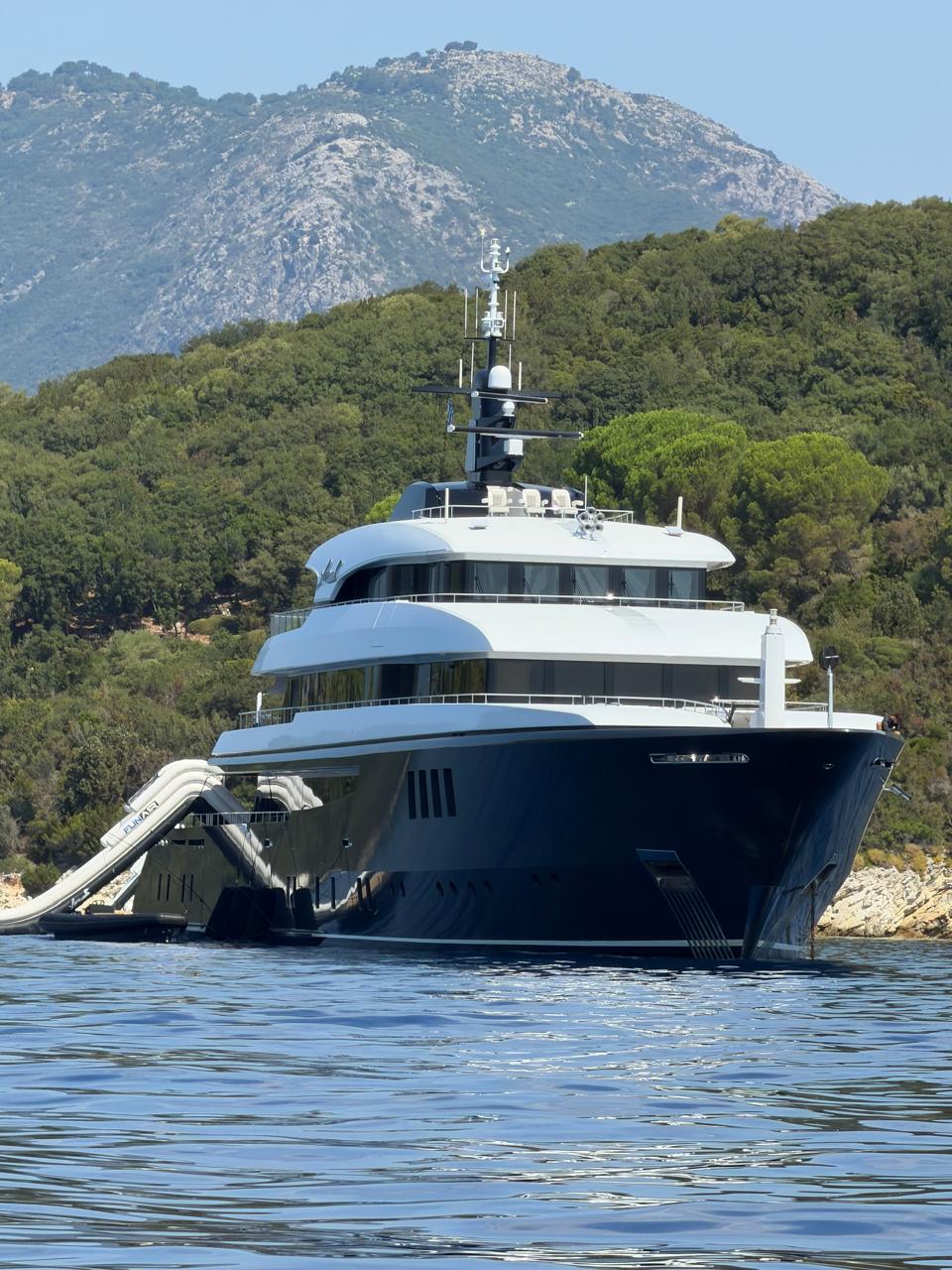 Στον Σκορπιό το mega yacht Loon